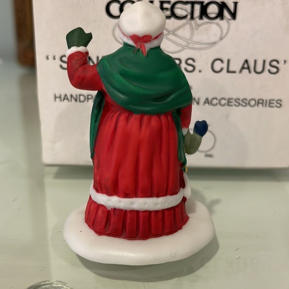 Dept 56 Heritage Village Santa & Mrs. Claus - Picture 5 of 12
